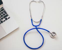 Jak telemedycyna i e-recepty zmieniają dostęp do leków w Polsce - co zyskują pacjenci?