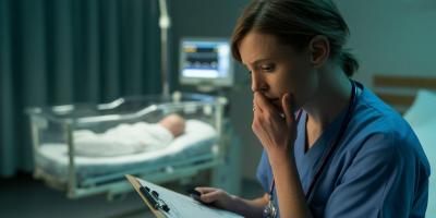 Odpowiedzialność lekarzy - Pilna operacja niemowlęcia, nagana dla pediatry i późniejsze uniewinnienie