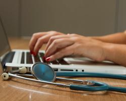 Porada lekarska przez internet – co możemy dzięki niej uzyskać?