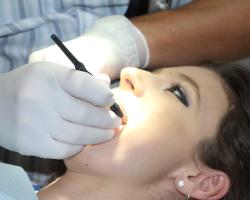 Trzecie zęby czyli implanty zębowe - czy warto je wstawiać 