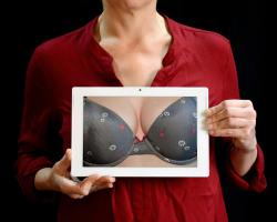 Operacja powiększenia piersi niesie ryzyko powikłań