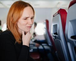 Podróż samolotem a suchość w gardle - jak temu zaradzić?