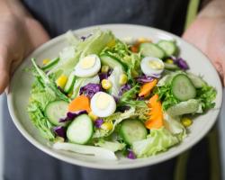 Jak powinna wyglądać odpowiednio zbilansowana dieta? Wskazówki