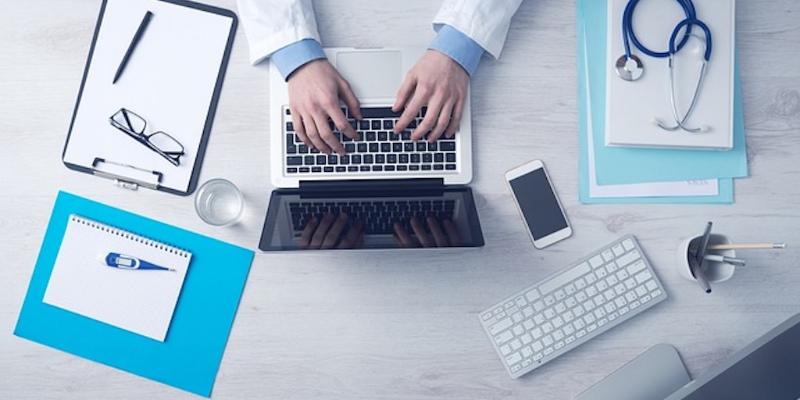 Teleporada w ginekologii: kiedy wystarczy konsultacja online, a kiedy potrzebna jest wizyta stacjonarna?