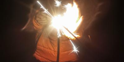 Odpalanie fajerwerków może skończyć się oparzeniem
