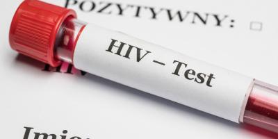 HIV nie zniknął. Wiesz, jak uniknąć zakażenia?